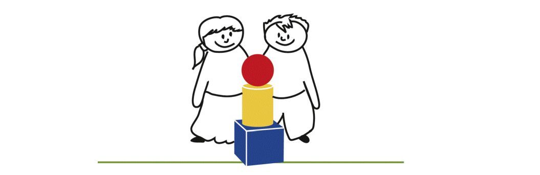 Zu sehen ist eine Zeichnung von zwei Kindern die hinter einem gestapelten blauen Würfel, gelben Zylinder und rotem Ball stehen