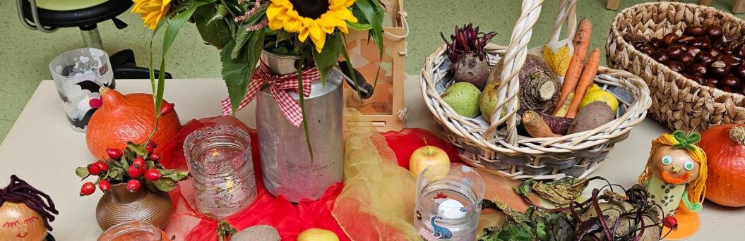 Blumenstrauß aus Sonnenblumen auf einem Tisch auf dem jahreszeitliche Dekoration liegt