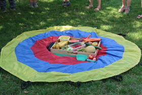 buntes Schwungtuch mit Obstkorb