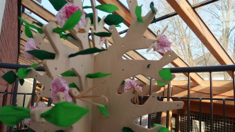 Nachbildung Baumstamm aus Pressspahn mit gefalteten Blüten und Blättern aus Krepppapier